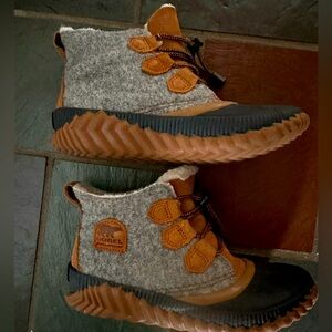 Girls Sorel Out n About boots